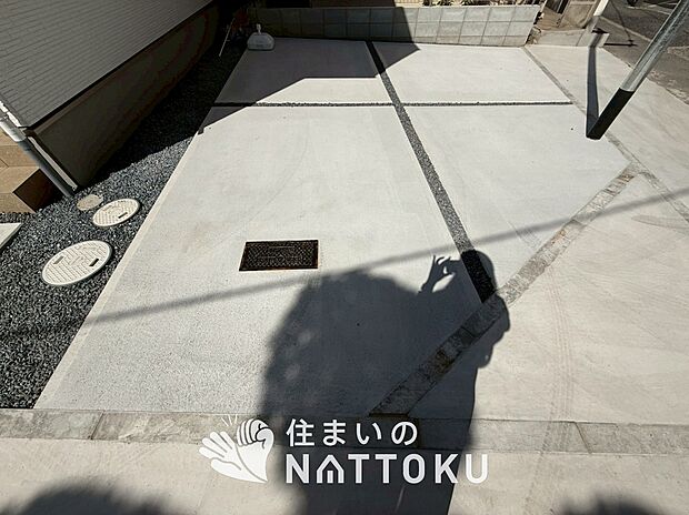 【現地写真(駐車場)】駐車スペースが広く、運転が苦手な方も安心です。