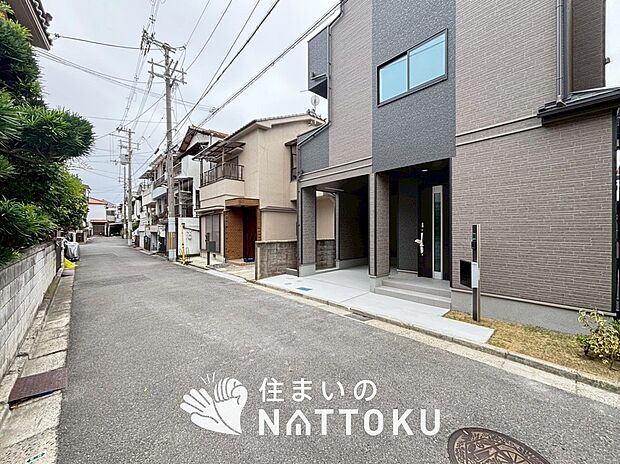 【現地写真(前道含む外観)】健康被害に配慮したもっとも安全性の高い建材を採用し、シックハウス対策をしております。