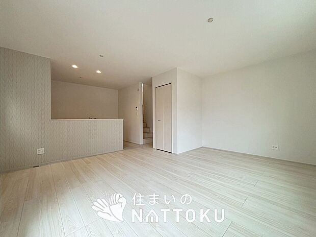 【現地写真(リビング)】フローリング材には、木目、色調など木材特有の風合いがあり、ナチュラルな美しさになっています。