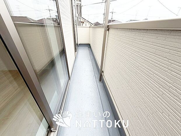 【バルコニー】奥行きが広く、洗濯物をゆったりと干せる十分な広さで、家族の洗濯も捗ります。