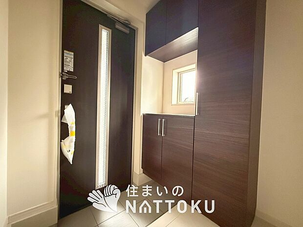 【現地写真(玄関)】玄関には、大型のシューズ収納を設置しています。