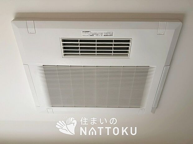 【電気式浴室暖房換気乾燥機】寒い冬場はあたたかく、暑い夏場は扇風機のような心地よさです。
雨の日は、浴室が衣類乾燥スペースになります。