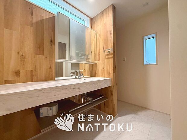 【洗面台・洗面所】鏡の両サイドは、必要なものを取出しやすく、大きな鏡面で朝の準備も快適。
使いやすいリフトアップ機能付きのシングルレバーシャワー水栓付です。