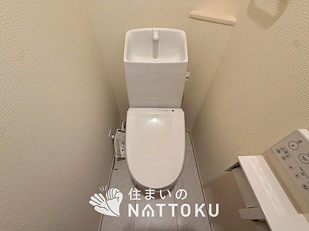 【トイレ】鏡の両サイドは、必要なものを取出しやすく、大きな鏡面で朝の準備も快適。
使いやすいリフトアップ機能付きのシングルレバーシャワー水栓付です。