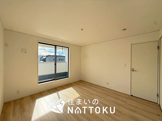 【現地写真(寝室)】木目の美しさを際立たせるシンプルデザインの建具を使用しています。
