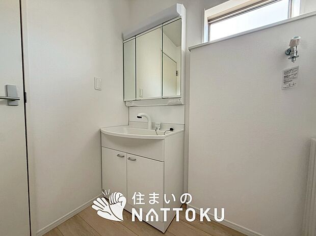 【洗面台・洗面所】鏡の両サイドは、必要なものを取出しやすく、大きな鏡面で朝の準備も快適。
使いやすいリフトアップ機能付きのシングルレバーシャワー水栓付です。