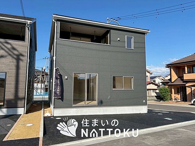 【現地写真(外観)【3号地】】軽くて火災に強い屋根材を採用し、地震時の建物への負担や揺れを軽減しています。