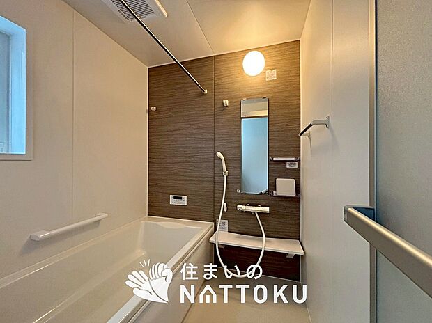 【現地写真(浴室)】浴室暖房乾燥機付き。1坪タイプで広々です。