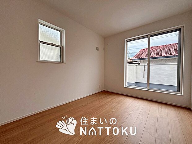 【現地写真(寝室)】木目の美しさを際立たせるシンプルデザインの建具を使用しています。