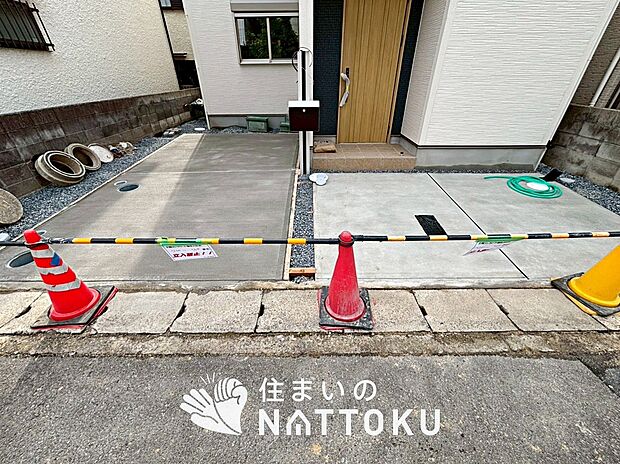 【現地写真(駐車場)】駐車スペースが広く、運転が苦手な方も安心です。