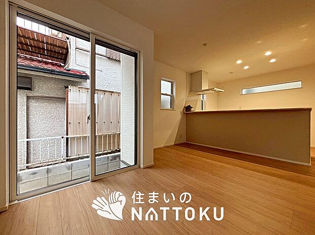 【現地写真(リビング)】フローリング材には、木目、色調など木材特有の風合いがあり、ナチュラルな美しさになっています。