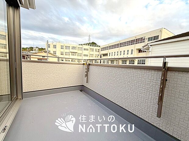 【バルコニー】奥行きが広く、洗濯物をゆったりと干せる十分な広さで、家族の洗濯も捗ります。