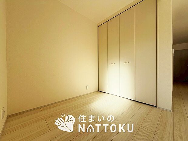 【現地写真(洋室)】木目の美しさを際立たせるシンプルデザインの建具を使用しています。