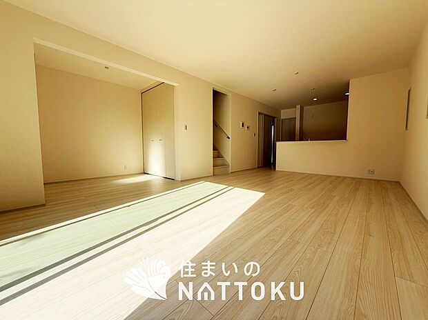 【現地写真(リビング)】フローリング材には、木目、色調など木材特有の風合いがあり、ナチュラルな美しさになっています。