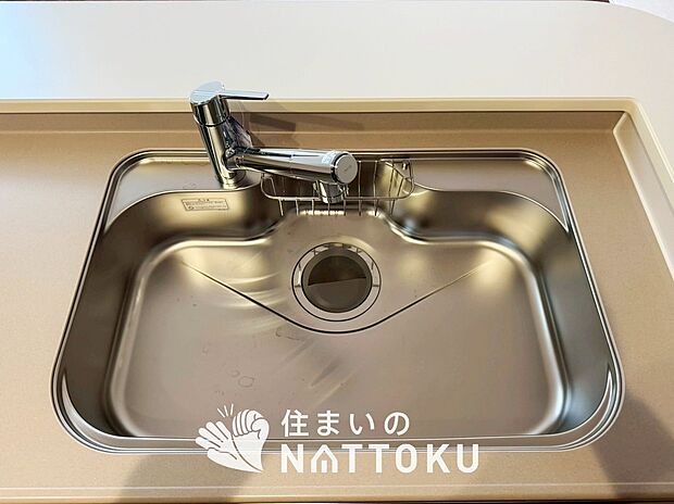 【浄水器一体型シャワー水栓付シンク】傷や汚れが付きにくい静音仕様の全面エンボス加工シンク。
また、蛇口の先端に浄水器を内蔵。浄水シャワーが使える毎分4リットルのたっぷり浄水。