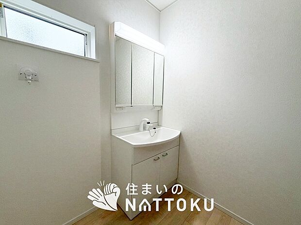 【洗面台・洗面所】鏡の両サイドは、必要なものを取出しやすく、大きな鏡面で朝の準備も快適。
使いやすいリフトアップ機能付きのシングルレバーシャワー水栓付です。