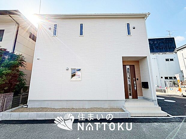 【現地写真(外観)】雨で汚れを落とし、耐久性・耐候性に優れた外壁を使用しています。