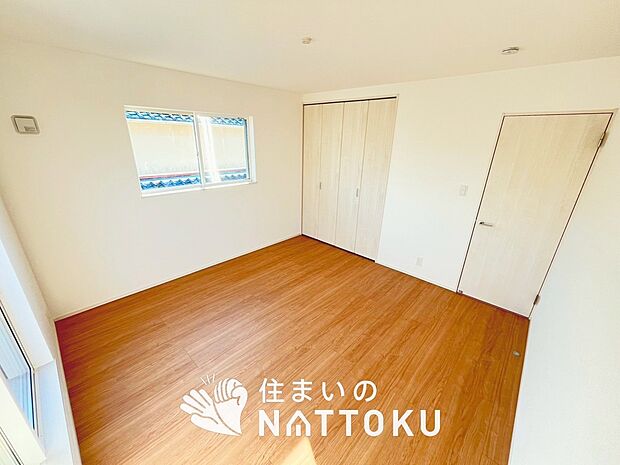 【現地写真(洋室)】木目の美しさを際立たせるシンプルデザインの建具を使用しています。
