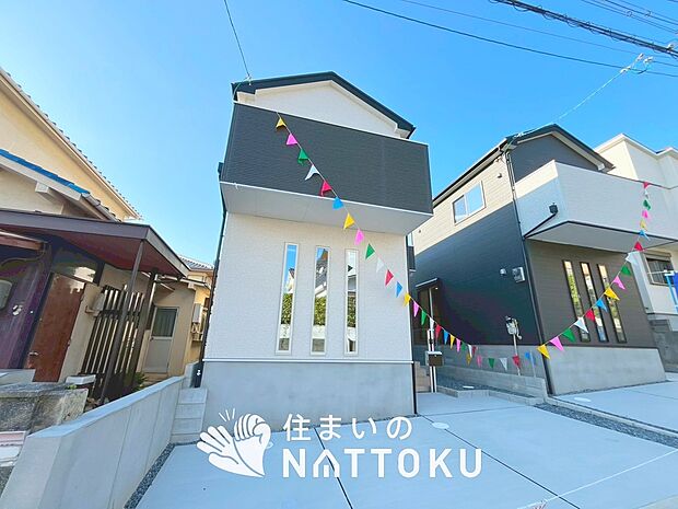 【現地写真(外観)【1号地】】軽くて火災に強い屋根材を採用し、地震時の建物への負担や揺れを軽減しています。