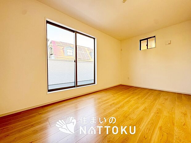 【現地写真(寝室)】木目の美しさを際立たせるシンプルデザインの建具を使用しています。