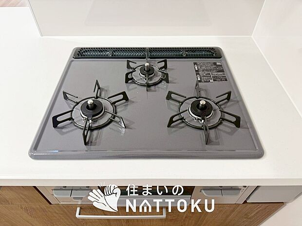 【ビルトインコンロ 】フラットな構造で清掃性が高く、過熱防止センサー付3口タイプで日頃の家事も快適です。