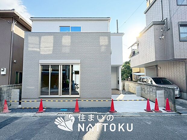 【現地写真(外観)】軽くて火災に強い屋根材を採用し、地震時の建物への負担や揺れを軽減しています。