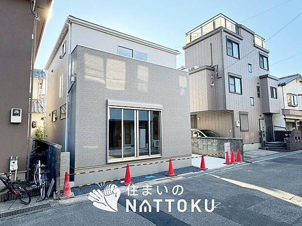 【現地写真(前道含む外観)】お引渡し後も無償の定期点検を行っており、暮らしの安心をお届けしています。