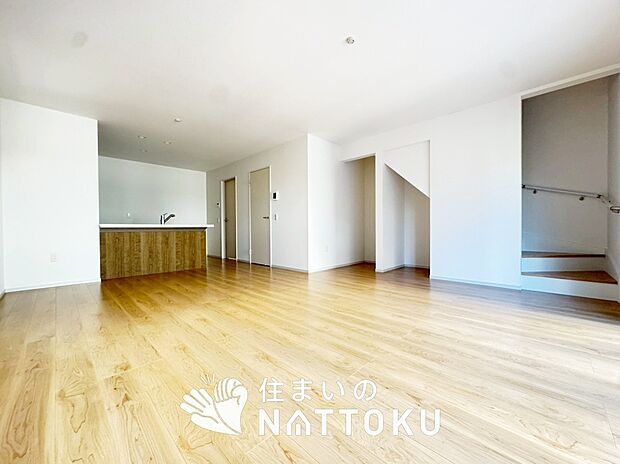 【現地写真(リビング)】フローリング材には、木目、色調など木材特有の風合いがあり、ナチュラルな美しさになっています。