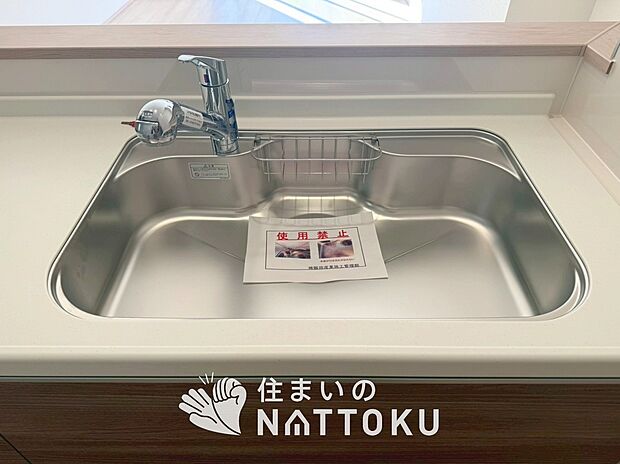 【浄水器内臓ハンドシャワー付シンク】広々とした凸型シンクに洗剤ポケットを標準装備。すっきり収納できます。
また、蛇口の先端に浄水器を内蔵しているため場所をとりません。