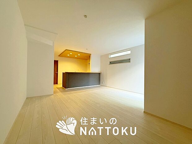 【現地写真(リビング)】フローリング材には、木目、色調など木材特有の風合いがあり、ナチュラルな美しさになっています。