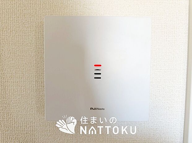 【TVモニター付インターホン】玄関の子機にカメラが付いており、来訪者の顔を確認できるため、音声だけの対応とは安心感が違います。
また、ハンズフリー通話で受話器を持つわずらわしさを解消できます。