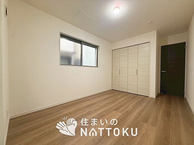 【現地写真(洋室)】木目の美しさを際立たせるシンプルデザインの建具を使用しています。