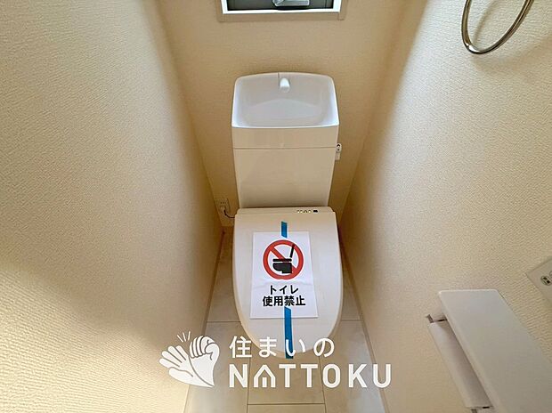 【トイレ】汚れてもサッとひと拭きでお手入れ簡単、エコ仕様の温水洗浄便座付きのトイレです。
バリアフリーにも配慮しています。