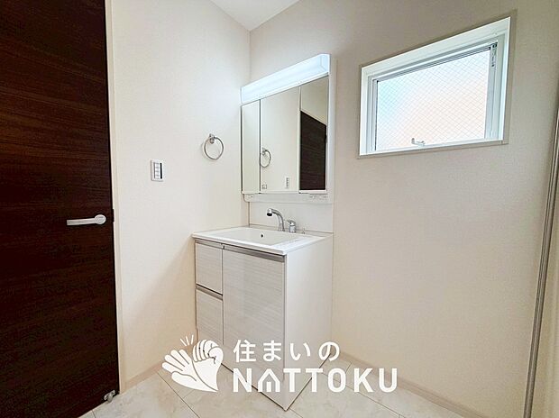 【洗面台・洗面所】鏡の両サイドは、必要なものを取出しやすく、大きな鏡面で朝の準備も快適。
使いやすいリフトアップ機能付きのシングルレバーシャワー水栓付です。