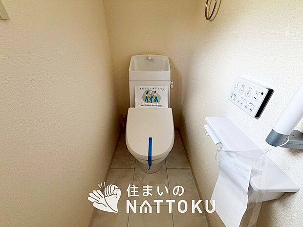 【トイレ】汚れてもサッとひと拭きでお手入れ簡単、エコ仕様の温水洗浄便座付きのトイレです。
バリアフリーにも配慮しています。