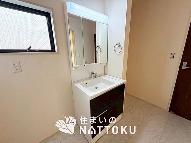 【洗面台・洗面所】鏡の両サイドは、必要なものを取出しやすく、大きな鏡面で朝の準備も快適。
使いやすいリフトアップ機能付きのシングルレバーシャワー水栓付です。