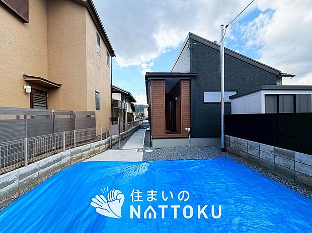 【現地写真(外観)】雨で汚れを落とし、耐久性・耐候性に優れた外壁を使用しています。