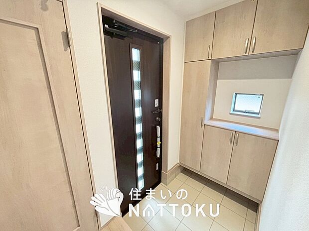 【現地写真(玄関)】玄関には、大型のシューズ収納を設置しています。