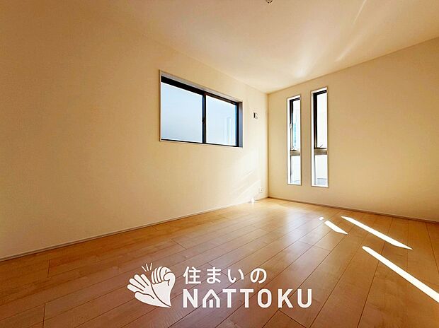 【現地写真(洋室)】木目の美しさを際立たせるシンプルデザインの建具を使用しています。