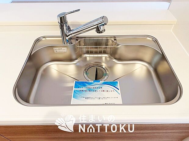 【浄水器内臓型ハンドシャワー付シンク】傷や汚れが付きにくい静音仕様の全面エンボス加工シンク。
また、蛇口の先端に浄水器を内蔵。浄水シャワーが使える毎分4リットルのたっぷり浄水。