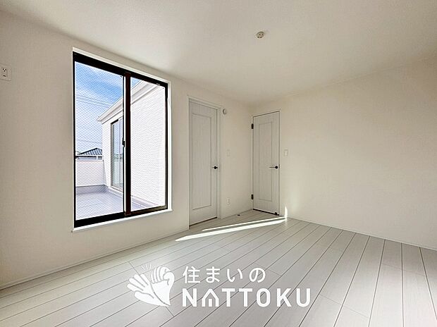 【現地写真（寝室）】木目の美しさを際立たせるシンプルデザインの建具を使用しています。