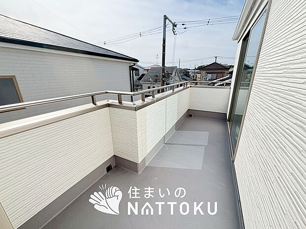 【バルコニー】奥行きが広く、洗濯物をゆったりと干せる十分な広さで、家族の洗濯も捗ります。