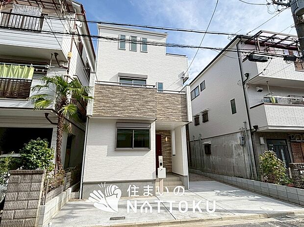 【現地写真（外観）】雨で汚れを落とし、耐久性・耐候性に優れた外壁を使用しています。