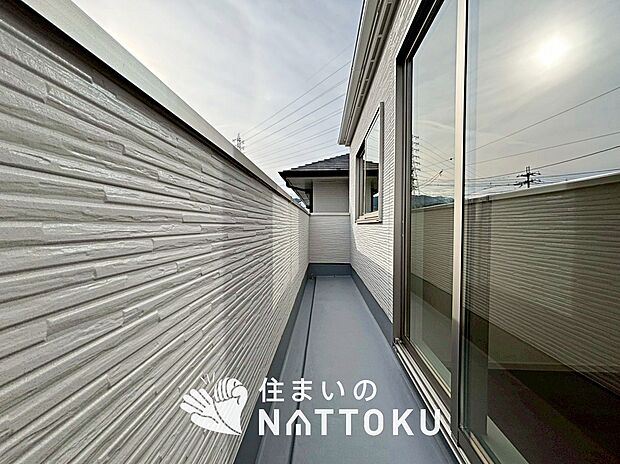 【バルコニー】奥行きが広く、洗濯物をゆったりと干せる十分な広さで、家族の洗濯も捗ります。