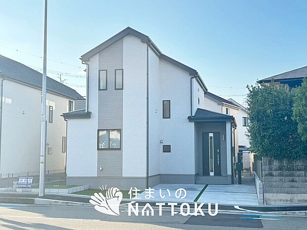 【現地写真(外観)【B号地】】軽くて火災に強い屋根材を採用し、地震時の建物への負担や揺れを軽減しています。