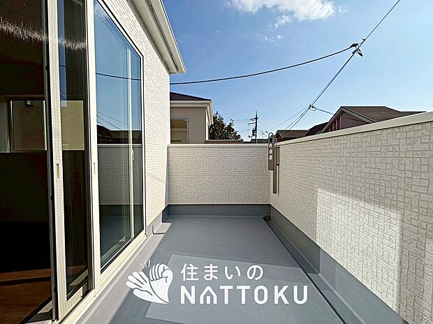 【バルコニー】奥行きが広く、洗濯物をゆったりと干せる十分な広さで、家族の洗濯も捗ります。