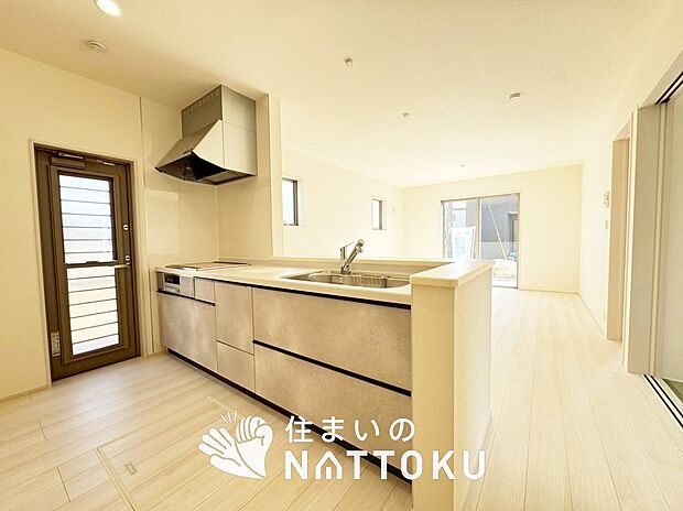 【現地写真（キッチン）】収納たっぷりのシステムキッチン、浄水器付水栓を標準装備しています。