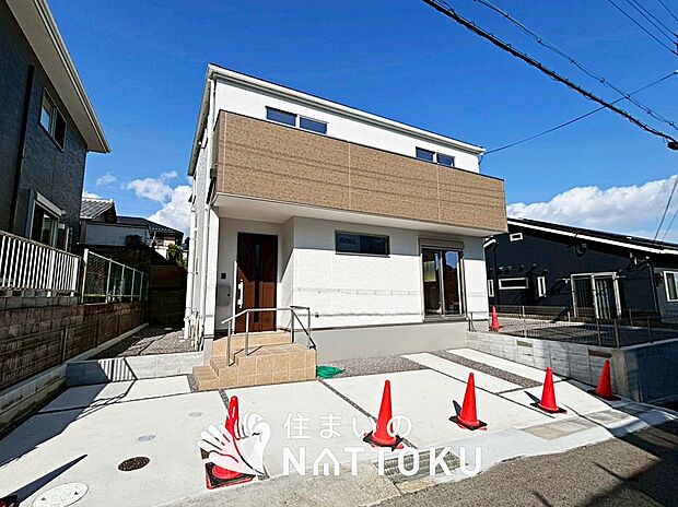 【現地写真（前道含む外観）】お引渡し後も無償の定期点検を行っており、暮らしの安心をお届けしています。