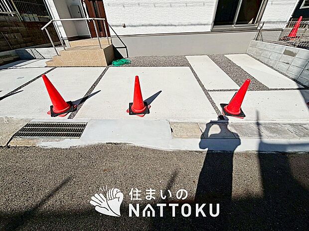 【現地写真（駐車場）】駐車スペースが広く、運転が苦手な方も安心です。