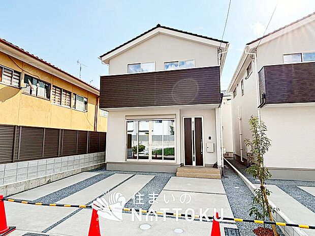 【現地写真(外観)【1号地】】軽くて火災に強い屋根材を採用し、地震時の建物への負担や揺れを軽減しています。